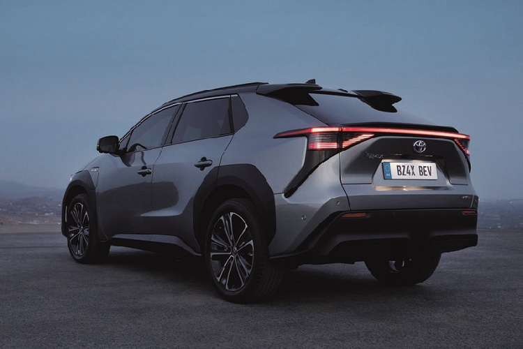Toyota bZ4X sẽ cung cấp 2 biến thể với cấu hình hệ truyền động khác nhau. Biến thể tiêu chuẩn được trang bị một mô-tơ điện mạng 201 mã lực và 264 Nm cùng hệ dẫn động cầu trước, tăng tốc từ 0 - 100 km/h trong 8,4 giây. Trong khi đó, biến thể cao cấp sở hữu thiết lập hai mô-tơ điện cùng hệ dẫn động 4 bánh do Subaru phát triển, tăng công suất tối đa lên con số 214 mã lực và 336 Nm momen xoắn, chỉ mất 7,7 giây để đạt vận tốc 100 km/h.