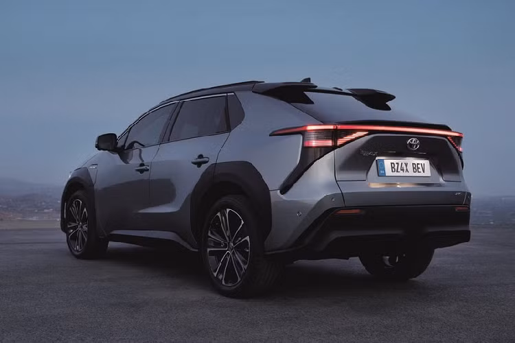 Toyota bZ4X sẽ cung cấp 2 biến thể với cấu hình hệ truyền động khác nhau. Biến thể tiêu chuẩn được trang bị một mô-tơ điện mạng 201 mã lực và 264 Nm cùng hệ dẫn động cầu trước, tăng tốc từ 0 - 100 km/h trong 8,4 giây. Trong khi đó, biến thể cao cấp sở hữu thiết lập hai mô-tơ điện cùng hệ dẫn động 4 bánh do Subaru phát triển, tăng công suất tối đa lên con số 214 mã lực và 336 Nm momen xoắn, chỉ mất 7,7 giây để đạt vận tốc 100 km/h.