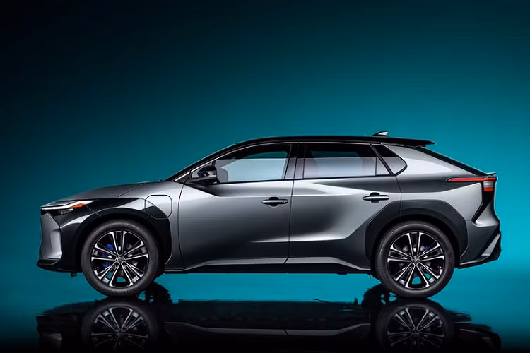 Khoang cabin của Toyota bZ4X chạy điện được thiết kế tập trung vào người lái, mang lại cảm giác kết nối trực tiếp với con đường phía trước và các thông tin vận hành của chiếc xe. Bảng điều khiển được đặt thấp nhằm cải thiện khả năng hiển thị và giảm thiểu sự phân tâm cho người lái. Màn hình trung tâm lớn cùng bảng điều khiển trung tâm rộng có cách bố trí giống như bản concept từng được giới thiệu.