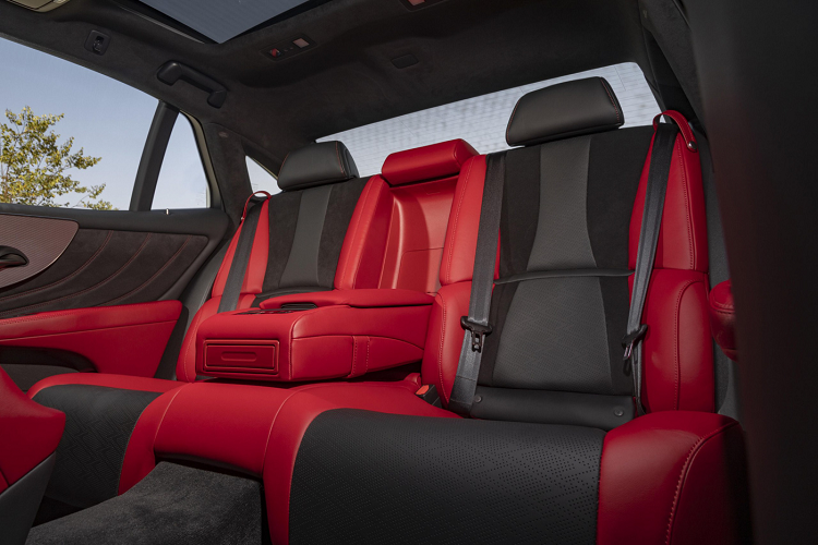 Ngoài ra, khách hàng vẫn có thể lựa chọn tấm ốp trang trí bằng kính Kiriko trên LS 500 được trang bị gói Executive Package. Tấm ốp kính Kiriko với các họa tiết độc đáo thể hiện sự sang trọng với yếu tố sáng tạo thông qua kỹ thuật thủ công của Nhật Bản. Phần ốp này đươc lấy cảm hứng từ đồ thủy tinh Kiriko của Nhật Bản và các hoa văn Kiriko truyền thống đã được tạo ra bằng kỹ thuật cắt thủ công và được đánh bóng để lộ ra những hoa văn cầu kỳ.