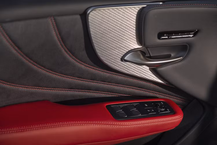 Tùy chọn trang trí các tấm ốp Haku trên các phần bụng cửa được chế tác với phương pháp thủ công truyền thống của Nhật Bản được truyền lại từ hơn 400 năm. Miếng phôi kim loại ốp này được tạo ra bằng cách làm phẳng miếng kim loại một cách tỉ mỉ cho tới khi độ dày của miếng kim loại chỉ còn một phần mười nghìn milimet.