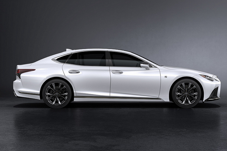 Người dùng cũng có thể điều khiển các thiết bị thông minh trong nhà như hệ thống chiếu sáng, điều nhiệt và an ninh. Alexa còn có khả năng đồng bộ hóa với hệ thống định vị để có thể đưa ra những cung đường đề xuất khi xe di chuyển.