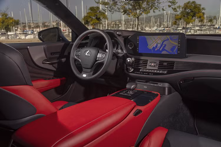 Lá Haku cực kỳ mỏng nên người thợ thủ công phải dán lá Haku một cách khéo léo và tinh xảo để có được độ phản chiếu ánh sáng một cách tinh tế với sự lấp lánh nhẹ gợi nhớ đến ánh trăng phản chiếu trên sóng biển.