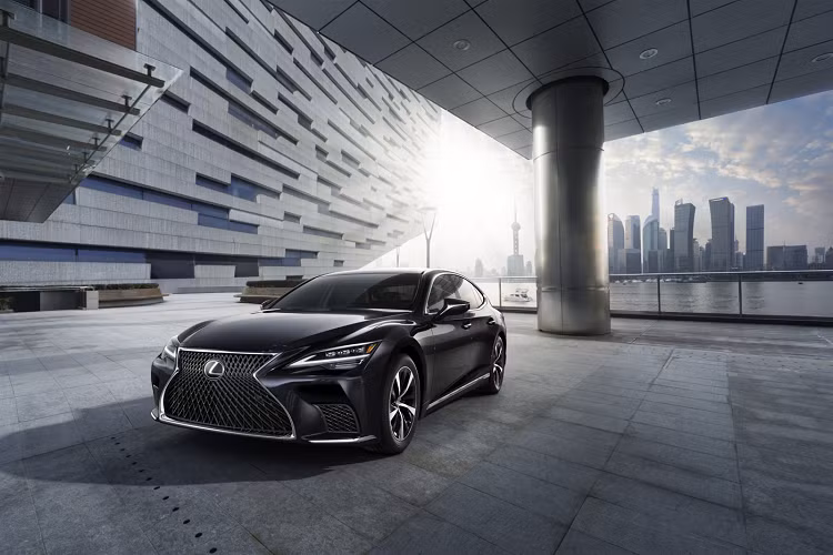 Ngoài các thay đổi nhỏ, về tổng thể, Lexus LS 500 2022 hầu như không có sự khác biệt nhiều so với thế hệ tiền nhiệm. Theo công bố từ thương hiệu xe sang Nhật Bản, giá xe Lexus LS 500 RWD 2022 được công bố ở mức từ 76,000 USD và đây là phiên bản rẻ nhất trong số bốn biến thể mà thương hiệu này bán ra tại thị trường Mỹ.