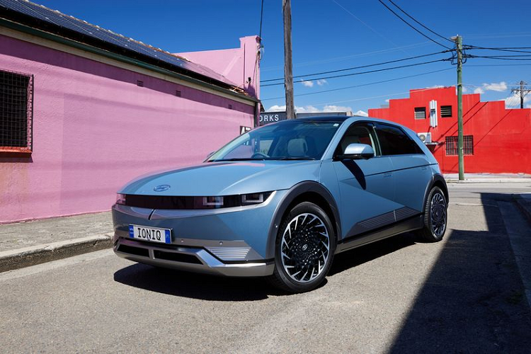 Vào sáng ngày 12/10, Hyundai Úc đã chính thức mở cổng đặt hàng cho Hyundai Ioniq 5 2022 mới, khách mua chỉ cần đặt cọc 2.000 đô la Úc (tương đương khoảng 30 triệu đồng) là đã nắm trong tay cơ hội sở hữu mẫu xe điện cực "hot" này.