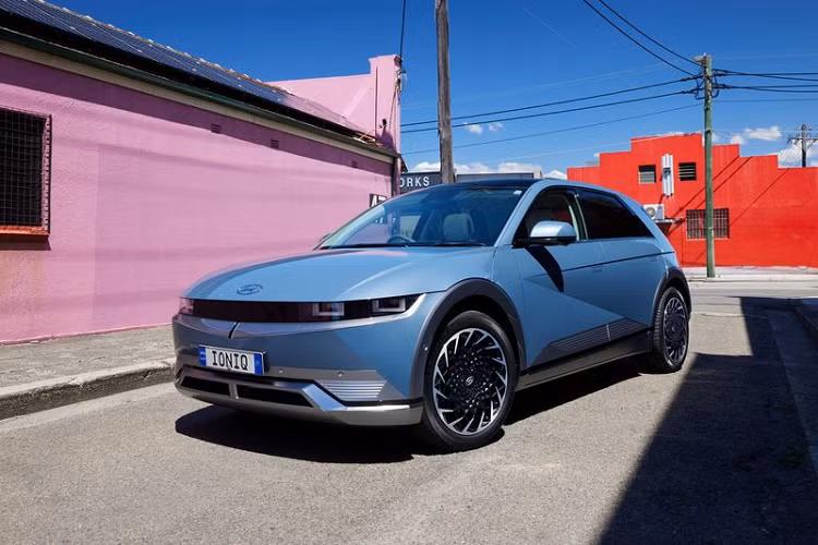 Vào sáng ngày 12/10, Hyundai Úc đã chính thức mở cổng đặt hàng cho Hyundai Ioniq 5 2022 mới, khách mua chỉ cần đặt cọc 2.000 đô la Úc (tương đương khoảng 30 triệu đồng) là đã nắm trong tay cơ hội sở hữu mẫu xe điện cực "hot" này.