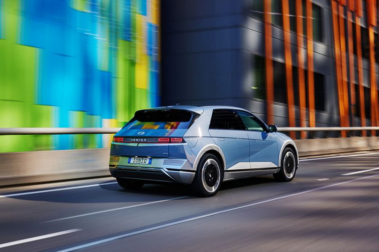 Cả 2 bản đều đi kèm pin lithium-ion polymer 72,6 kWh, có thể sạc từ 10 đến 80% chỉ trong hơn 17 phút thông qua bộ sạc 350 kW; hoặc 56 phút cho bản 2WD và 61 phút với AWD khi dùng bộ sạc 50 kW.