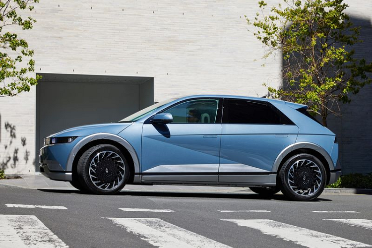 Tổng số xe Ioniq 5 của Hyundai đảm bảo cho thị trường Úc trong giai đoạn đầu là 400 xe, một con số rất nhỏ so với lượng người quan tâm Ioniq 5 ở Úc nhưng Hyundai cũng không thể làm gì hơn, hãng cũng đang phải chịu ảnh hưởng nhiều từ đại dịch Covid-19 và tình trạng thiếu chất bán dẫn toàn cầu.