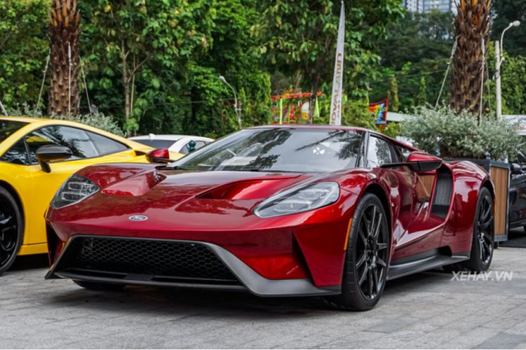 Tại thời điểm ra mắt, giá xe Ford GT có mức niêm yết hơn 400.000 USD (khoảng 9 tỷ đồng) nhưng từ lâu trên thị trường xe cũ ở Mỹ, siêu xe này đã có giá vượt mốc 1 triệu USD (khoảng 23 tỷ đồng), giá của Ford GT tại Việt Nam được giới mê xe dự đoán không dưới 30 tỷ đồng.