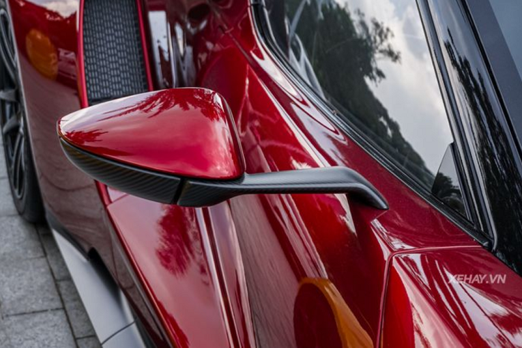 Về kiểu dáng, siêu xe Ford GT nổi bật với thiết kế khỏe khoắn, mạnh mẽ với cụm đèn pha LED cá tính, bộ cửa cánh bướm đẹp mắt và phần đuôi thể thao, ống xả kép hình tròn và cánh gió đuôi cỡ lớn.