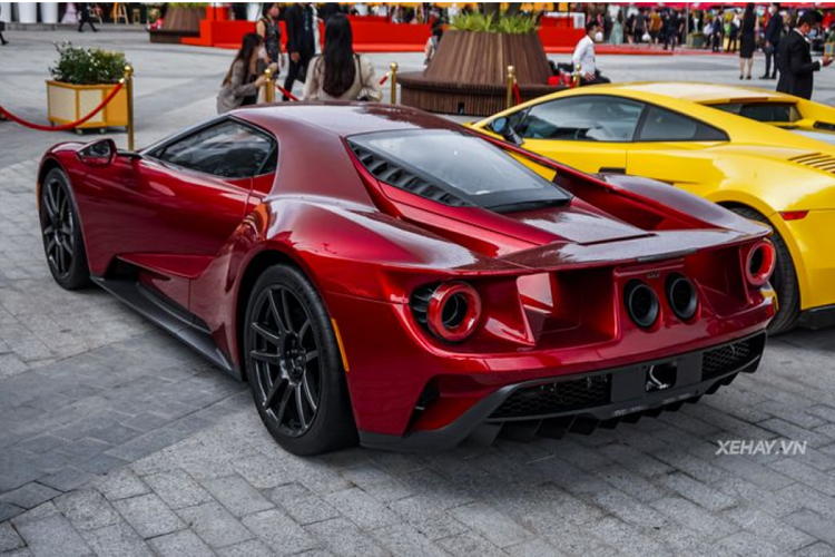 Bên cạnh đó, siêu xe đến từ Mỹ còn có bộ tem thể thao, mâm xe bằng sợi carbon và hệ thống phanh hiệu năng cao của Brembo. Đáng chú ý, mẫu siêu xe này được trang bị cặp gương chiếu hậu không cân xứng nhau để người lái quan sát xung quanh xe dễ hơn, chuẩn hơn.