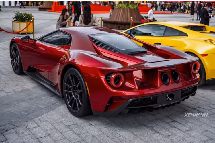 Bên cạnh đó, siêu xe đến từ Mỹ còn có bộ tem thể thao, mâm xe bằng sợi carbon và hệ thống phanh hiệu năng cao của Brembo. Đáng chú ý, mẫu siêu xe này được trang bị cặp gương chiếu hậu không cân xứng nhau để người lái quan sát xung quanh xe dễ hơn, chuẩn hơn.