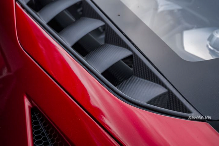 Kết hợp với hộp số ly hợp kém 7 cấp, siêu xe có thể tăng tốc từ 0 - 97 km/h chỉ trong 3 giây, trước khi chạm ngưỡng tối đa 348 km/h - nhỉnh hơn cả đối thủ Lamborghini Aventador SVJ.