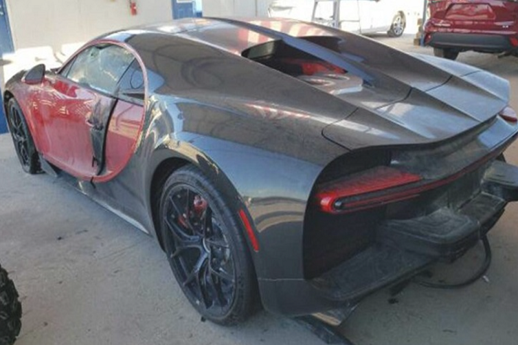 Do đó, chiếc Bugatti Chiron hư hỏng này có thể là một “món hời” đối với những người thực sự tự tin vào khả năng sửa chữa của mình trong việc phục hồi lại ngoại - nội thất.