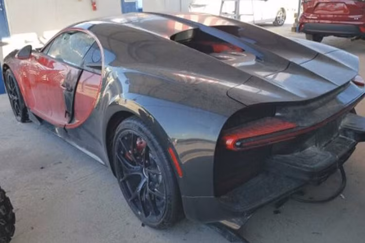 Do đó, chiếc Bugatti Chiron hư hỏng này có thể là một “món hời” đối với những người thực sự tự tin vào khả năng sửa chữa của mình trong việc phục hồi lại ngoại - nội thất.