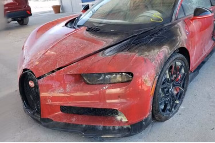 Theo quan sát, vết cháy ở khu vực đầu xe có thể là do sự cố từ bình ắc quy. Nhiều chi tiết khác xung quanh khu vực đó cũng hư hỏng nặng, trong khi khoang lái thì phủ đầy bụi do quá trình chữa cháy.