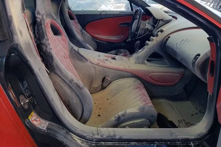 Bugatti Chiron là mẫu siêu xe được sản xuất giới hạn chỉ 500 chiếc trên toàn thế giới, với mức giá khởi điểm từ 3 triệu USD (khoảng 68,3 tỷ đồng). Ở thời điểm hiện tại, toàn bộ 500 chiếc Chiron đều đã có chủ sở hữu và mức giá bán lại (nếu có) được đồn đoán là còn cao hơn con số 3 triệu USD mua mới bởi độ hiếm của mẫu hypercar này.