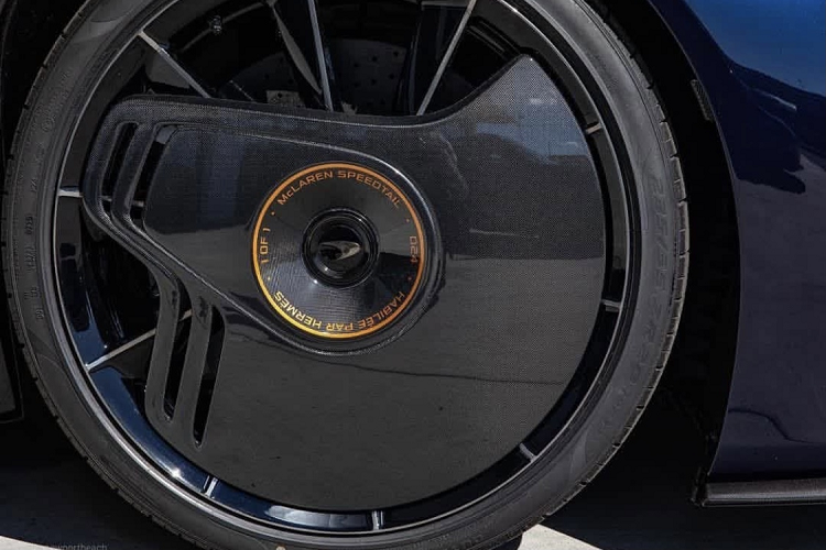 Hai bên hốc gió lớn ở dưới cửa xe được lựa chọn trang bị họa tiết lấy cảm hứng từ các tấm vải của thương hiệu với các họa tiết màu vàng gold sáng với hiệu ứng mờ dần về phần đuôi sau của xe. Ở phần sau của chiếc Speetail, thay vì các họa tiết đan chéo của lưới, thương hiệu thời trang Pháp đã đem tới cho Speedtail một “làn gió mới” với các họa tiết vải của Hermès như để đem tới cho chiếc Hypercar một chi tiết đặc biệt.