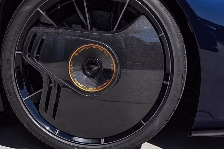 Hai bên hốc gió lớn ở dưới cửa xe được lựa chọn trang bị họa tiết lấy cảm hứng từ các tấm vải của thương hiệu với các họa tiết màu vàng gold sáng với hiệu ứng mờ dần về phần đuôi sau của xe. Ở phần sau của chiếc Speetail, thay vì các họa tiết đan chéo của lưới, thương hiệu thời trang Pháp đã đem tới cho Speedtail một “làn gió mới” với các họa tiết vải của Hermès như để đem tới cho chiếc Hypercar một chi tiết đặc biệt.