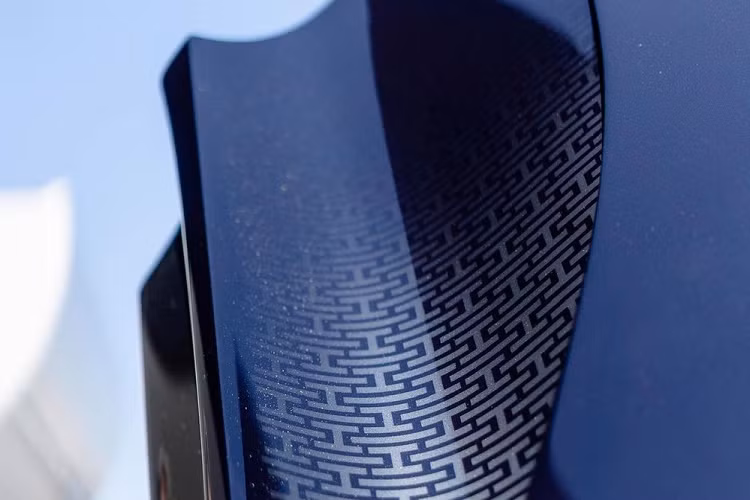 Mặc dù hình dạng như một giọt nước của chiếc xe là một nền tảng vững chắc để đạt được tính khí động học chính xác, ngoài ra, những chi tiết nhỏ khác trên Speedtail thực sự giúp nó trở nên nổi bật tuyệt vời trong ngành cơ khí, điển hình như bánh xe phía trước mang một tấm chắn giúp luồng không khí chạy vào các lỗ thông hơi của xe.