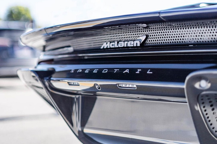 Thân xe bằng sợi carbon của Speedtail dường như được thiết kế để giảm thiểu sức cản không khí với càng ít càng tốt