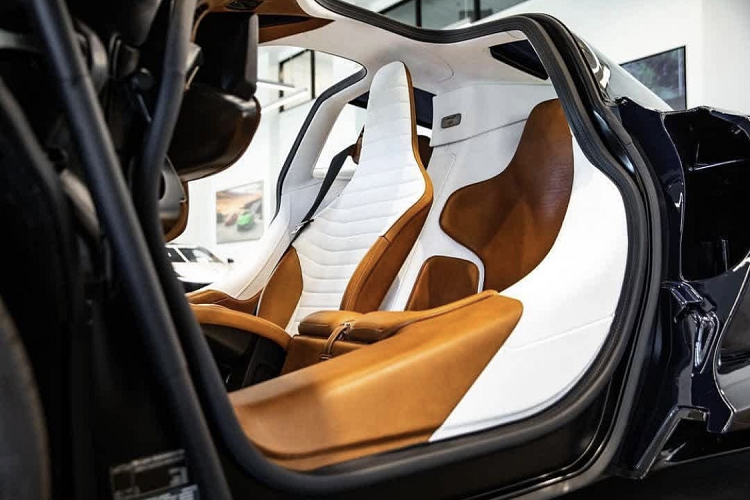 Ngoài ra, ở hai nắp của gương hậu camera còn có hai dòng số. Thực chất, những dãy số này chính là sự biểu thị cho tọa độ trên bản đồ của hai “Đại bản doanh” với dòng trên là tọa độ của trụ sở Hermès tại Paris, Pháp còn dòng tọa độ phía dưới chính là tọa độ của trụ sở McLaren.