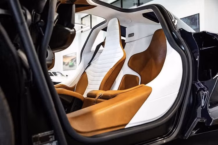 Ngoài ra, ở hai nắp của gương hậu camera còn có hai dòng số. Thực chất, những dãy số này chính là sự biểu thị cho tọa độ trên bản đồ của hai “Đại bản doanh” với dòng trên là tọa độ của trụ sở Hermès tại Paris, Pháp còn dòng tọa độ phía dưới chính là tọa độ của trụ sở McLaren.