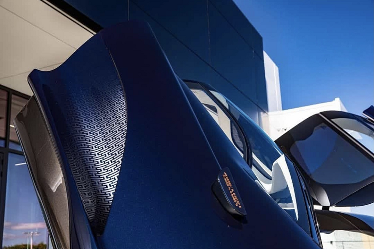 Điều đặc biệt nhất chính là khoang nội thất của Speedtail với phối màu da bò và màu trắng cực kỳ nổi bật và sang trọng. Có lẽ đây chính là nơi mà thương hiệu Hermès có thể phô diễn tài năng của mình, giống như họ đã từng làm trên Bugatti Chiron hay Pagani Huayra trước đó. Bên cạnh đó, chiếc Speedtail còn được đi kèm một bộ vali được làm cùng với chất liệu da được sử dụng cho khoang nội thất của xe.