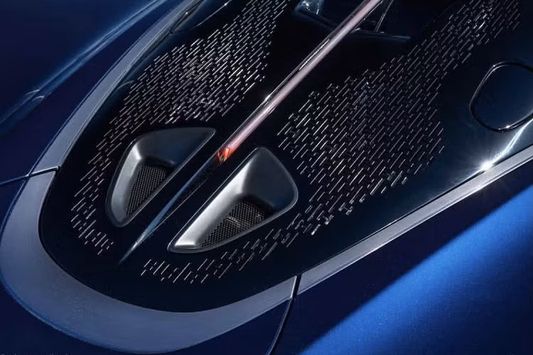Chiếc McLaren Speedtail Hermès độc nhất này được đánh số thứ tự 24 trong tổng số 106 chiếc đã và đang được xuất xưởng và giao tới tay khách hàng. Ngoại thất của xe sở hữu màu sơn xanh sẫm với hiệu ứng ánh kim. Màu sắc này được đặt tên là “Hermès Abyss” và được lấy cảm hứng từ sắc màu xanh sẫm thường được sử dụng trên các sản phẩm thời trang của thương hiệu thời trang Pháp. Đây là sự lựa chọn màu sắc thú vị tiếp theo dựa trên các màu sắc chất liệu của Hermès. Trước đó, chiếc Chiron từng được sơn màu trắng sữa có tên “Hermès Craie”.