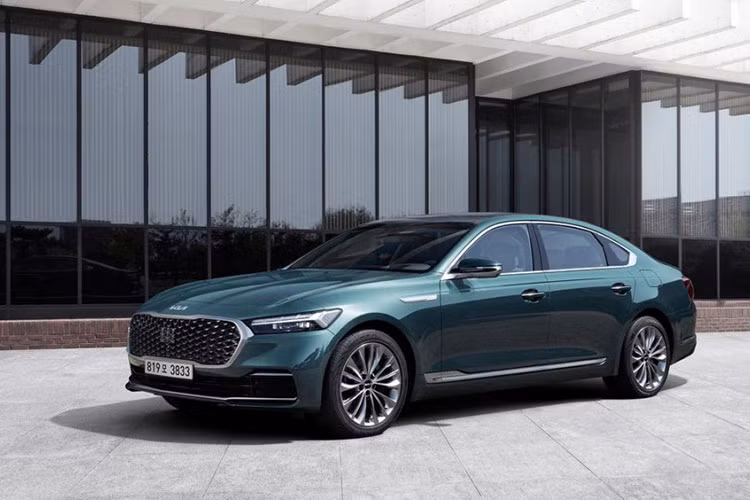 Xe sẽ được bán ra tại quê nhà Hàn Quốc từ ngày 3/6/2021 với giá xe Kia K900 2022 bán ra khởi điểm từ 51.000 USD (khoảng 1,17 tỷ đồng), bản cao cấp nhất sẽ có giá từ 68.300 USD (khoảng 1,57 tỷ đồng).