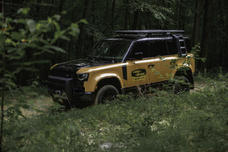 Dù là phiên bản giới hạn nhưng giá xe Land Rover Defender Trophy Edition lại ở mức khá hợp lý, khởi điểm chỉ ở mức 90.000 USD, tương đương khoảng 2 tỷ đồng, mềm hơn rất nhiều so với Defender Works V8 Trophy có giá lên đến 270.000 USD, tương đương khoảng 6,2 tỷ đồng.