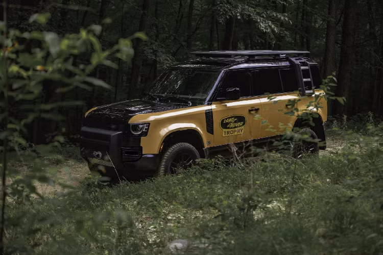 Dù là phiên bản giới hạn nhưng giá xe Land Rover Defender Trophy Edition lại ở mức khá hợp lý, khởi điểm chỉ ở mức 90.000 USD, tương đương khoảng 2 tỷ đồng, mềm hơn rất nhiều so với Defender Works V8 Trophy có giá lên đến 270.000 USD, tương đương khoảng 6,2 tỷ đồng.