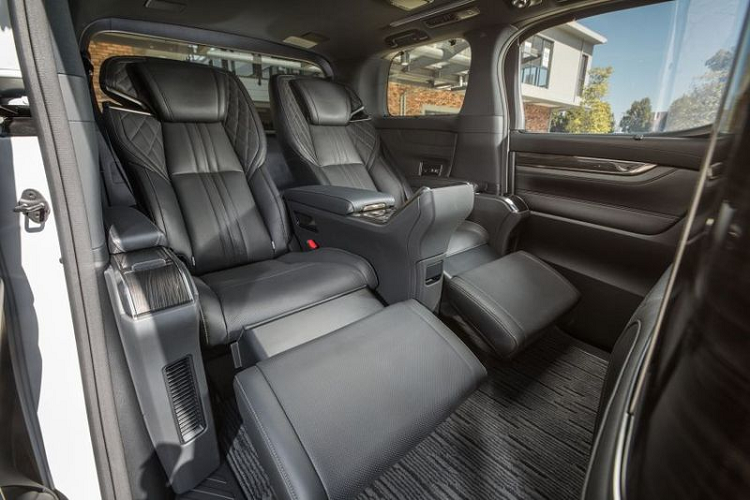 Đặc biệt, để tối ưu sự riêng tư, Lexus đã lắp đặt một vách ngăn giữa hai hàng ghế và cửa sổ cách âm cải tiến. Các tiện nghi đáng chú ý khác của LM 350 bao gồm màn hình LCD 26 inch, hệ thống âm thanh vòm Mark Levinson 19 loa, tủ lạnh mini, khu vực lưu trữ chuyên dụng cho các đồ dùng cá nhân như cặp tài liệu, bảng điều khiển cảm ứng để người ngồi phía sau có thể tự điều chỉnh vị trí ghế, các chức năng thư giãn, hệ thống điều hòa và âm thanh.