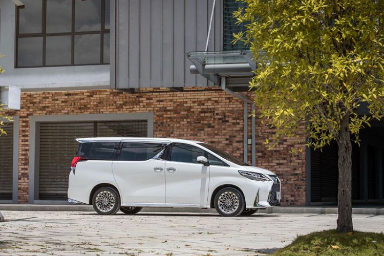 Ở phía sau, LM tiếp tục sự cao cấp với dải đèn hậu LED toàn chiều rộng kết thúc bởi hai góc hình chữ L, cùng đèn báo tuần tự, bên dưới đèn có thêm dải crôm trang trí. Tại Malaysia, Lexus LM 350 bản 4 chỗ chỉ có 2 tùy chọn màu ngoại thất là đen và trắng.