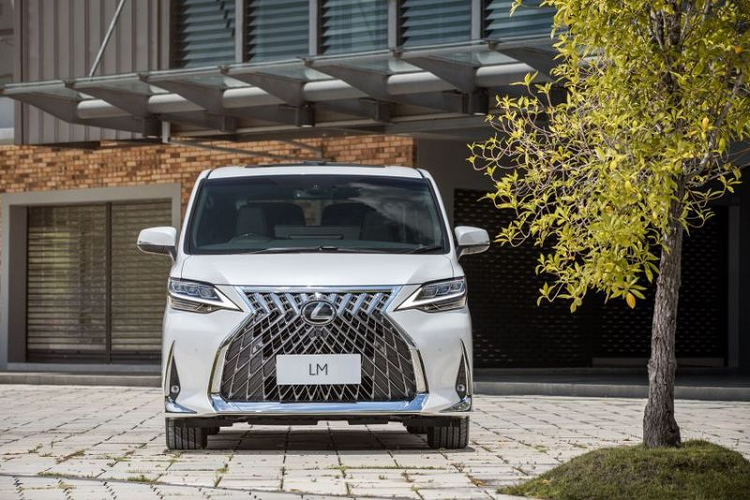 Phần hông xe khác biệt với Alphard nhờ dải crôm hình chữ L ở cửa sổ và bộ la-zăng hợp kim 18 inch phủ crôm sáng loáng, mang thiết kế đa chấu phức tạp hơn các bánh xe của Alphard. Bộ mâm của LM 350 còn được bổ sung công nghệ giảm tiếng ồn để cải thiện khả năng lăn bánh. 