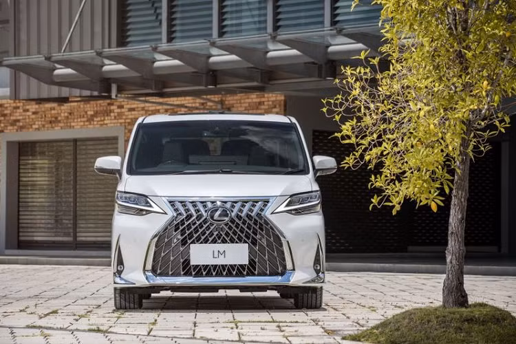 Phần hông xe khác biệt với Alphard nhờ dải crôm hình chữ L ở cửa sổ và bộ la-zăng hợp kim 18 inch phủ crôm sáng loáng, mang thiết kế đa chấu phức tạp hơn các bánh xe của Alphard. Bộ mâm của LM 350 còn được bổ sung công nghệ giảm tiếng ồn để cải thiện khả năng lăn bánh. 