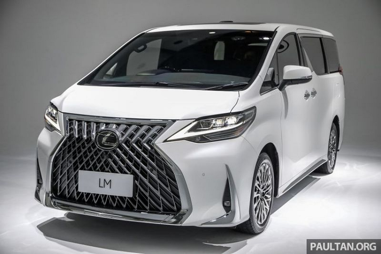 Về diện mạo, MPV hạng sang Lexus LM 350 sở hữu lưới tản nhiệt con suốt khổng lồ đặc trưng, hai bên là đèn pha projector dạng LED thanh mảnh với đèn chạy ban ngày hình mũi tên bắt mắt, các đèn báo tuần tự và các điểm nhấn mạ crôm hình chữ L ở hai bên góc cản trước.