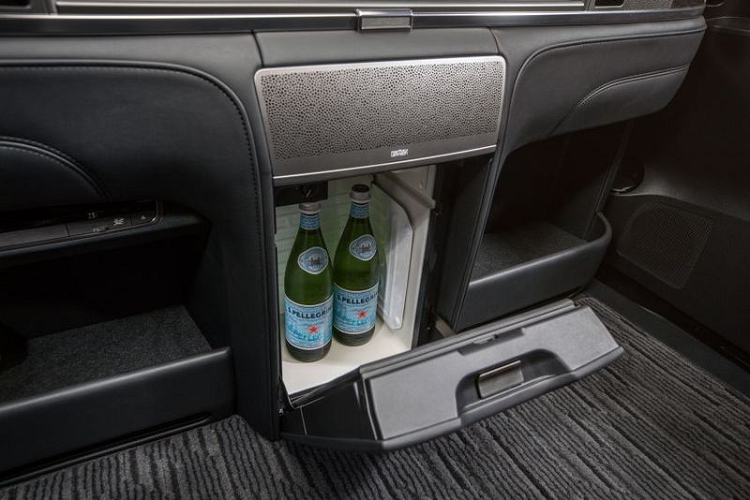 Xe có 7 túi khí an toàn. Giống như Toyota Alphard, Lexus LM 350 được trang bị động cơ xăng 2GR-FKS V6 3.5L sản sinh công suất 296 mã lực và mô-men xoắn cực đại 361 Nm.