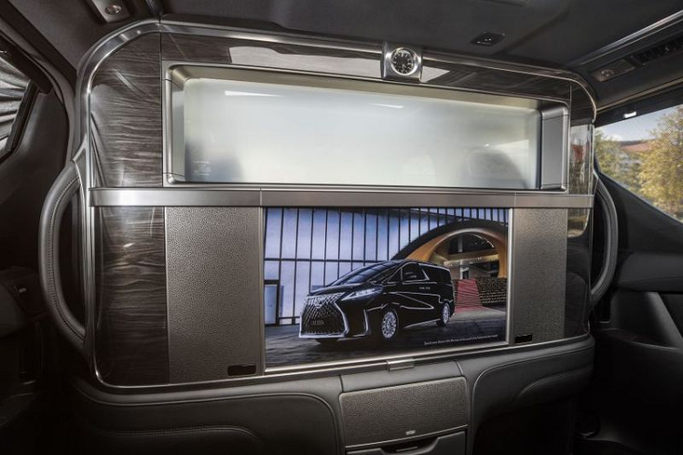 Chưa hết, Lexus LM 350 còn đạt tiêu chuẩn với màn hình cảm ứng trung tâm 12,3 inch hỗ trợ Apple CarPlay và Android Auto, bàn di chuột Lexus Remote Touch, hệ thống điều hòa tự động hai vùng, cửa sổ trời kép, sạc không dây, màn hình HUD, rèm che nắng phía sau, camera 360 độ và cốp mở tự động.