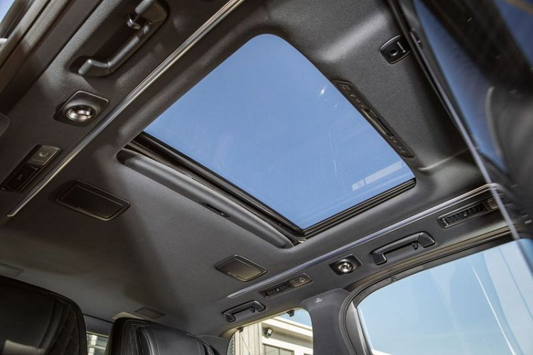 Động cơ đi kèm là hộp số tự động 8 cấp Direct Shift, tốc độ tối đa của LM 350 đạt mức 180 km/h. Giá xe Lexus LM 350 bán ra từ 1,148 triệu RM (khoảng 6,4 tỷ đồng) tại thị trường Malaysia. Dự đoán xe sẽ ra mắt chính hãng tại Việt Nam trong năm nay.