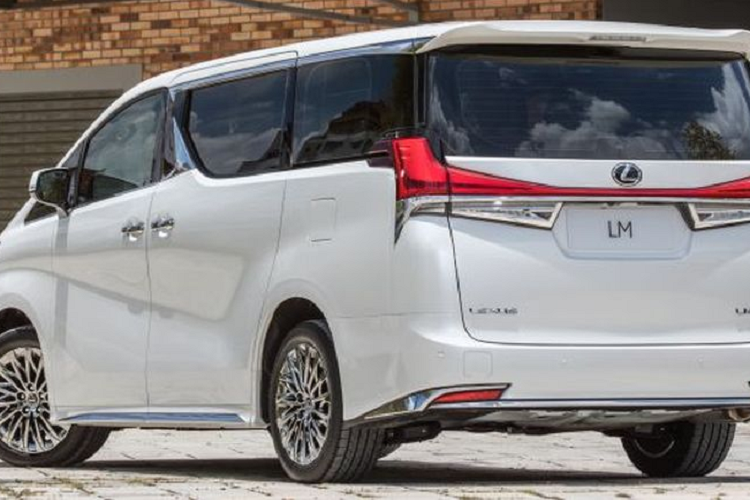 Di chuyển vào bên trong, Lexus LM 350 chỉ có 2 hàng ghế nên không gian nội thất vô cùng rộng rãi, trong đó hàng ghế sau là đáng chú ý hơn cả. Những người ngồi phía sau sẽ được tận hưởng cảm giác thoải mái tối đa nhờ chỗ duỗi chân vô tận, hai chiếc ghế giám đốc bọc da bán Aniline và bọt urethane mật độ thấp AdaptiPedic, có thể ngả ra thành giường phẳng hoàn toàn và đi kèm chức năng mát-xa, làm mát, sưởi ấm.