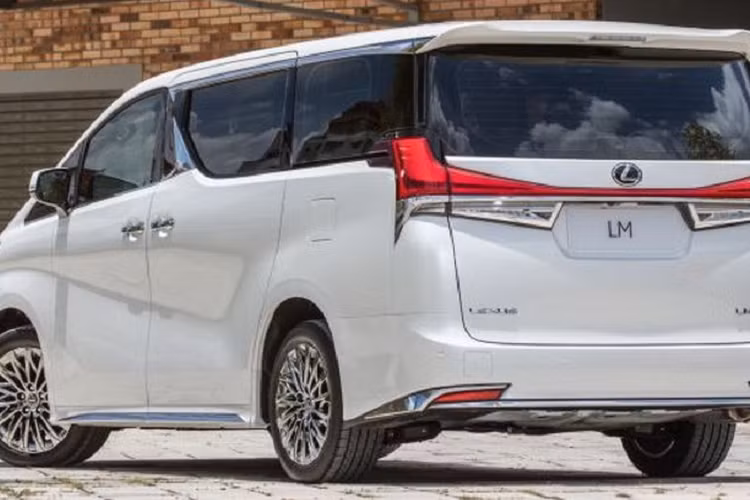 Di chuyển vào bên trong, Lexus LM 350 chỉ có 2 hàng ghế nên không gian nội thất vô cùng rộng rãi, trong đó hàng ghế sau là đáng chú ý hơn cả. Những người ngồi phía sau sẽ được tận hưởng cảm giác thoải mái tối đa nhờ chỗ duỗi chân vô tận, hai chiếc ghế giám đốc bọc da bán Aniline và bọt urethane mật độ thấp AdaptiPedic, có thể ngả ra thành giường phẳng hoàn toàn và đi kèm chức năng mát-xa, làm mát, sưởi ấm.