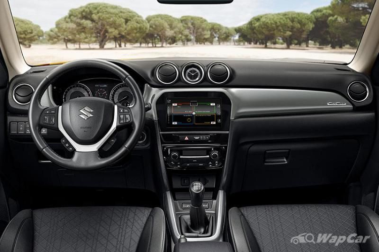 Suzuki Vitara vốn được đánh giá cao về độ an toàn với một loạt các tính năng bảo vệ, có thể kể đến như; 06 túi khí, hệ thống chống bó cứng phanh ABS, hệ thống phân bổ lực phanh điện tử EDB, hệ thống hỗ trợ lực phanh khẩn cấp BA, hệ thốngcân bằng điện tử ESP, hỗ trợ khởi hành ngang dốc, cảm biến đỗ xe trước và sau…