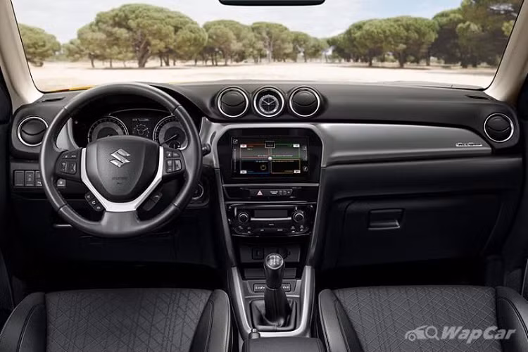 Suzuki Vitara vốn được đánh giá cao về độ an toàn với một loạt các tính năng bảo vệ, có thể kể đến như; 06 túi khí, hệ thống chống bó cứng phanh ABS, hệ thống phân bổ lực phanh điện tử EDB, hệ thống hỗ trợ lực phanh khẩn cấp BA, hệ thốngcân bằng điện tử ESP, hỗ trợ khởi hành ngang dốc, cảm biến đỗ xe trước và sau…