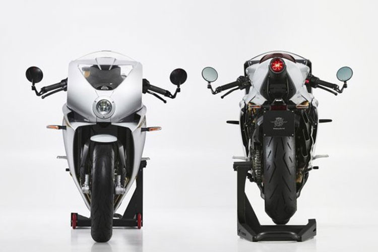 Cụ thể, bản đặc biệt siêu môtô MV Agusta Superveloce 800 S 2021 khoác trên mình bộ cánh màu trắng điệu đà. Nổi bật trên đó là các chi tiết điểm nhấn nổi bật nhờ màu vàng ánh kim như tem xe, khung sườn và bộ vành hợp kim cao cấp đi kèm lốp Pirelli Diablo Rosso Corsa II. Yên xe bản đặc biệt được bọc da Alcantara cao cấp màu nâu. Sự kết hợp này mang đến cho Superveloce 800 S dáng vẻ như một vị công tử nhà giàu cổ điển.