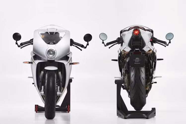 Cụ thể, bản đặc biệt siêu môtô MV Agusta Superveloce 800 S 2021 khoác trên mình bộ cánh màu trắng điệu đà. Nổi bật trên đó là các chi tiết điểm nhấn nổi bật nhờ màu vàng ánh kim như tem xe, khung sườn và bộ vành hợp kim cao cấp đi kèm lốp Pirelli Diablo Rosso Corsa II. Yên xe bản đặc biệt được bọc da Alcantara cao cấp màu nâu. Sự kết hợp này mang đến cho Superveloce 800 S dáng vẻ như một vị công tử nhà giàu cổ điển.