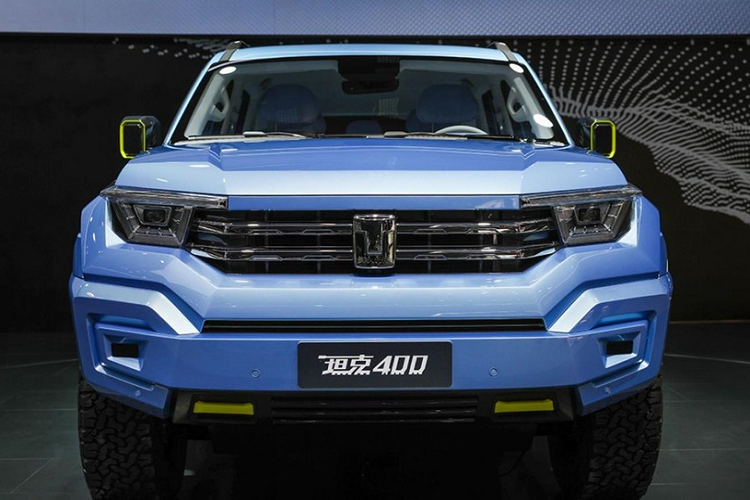 Nếu bạn cảm thấy khó hiểu với chiến lược đặt tên xe của Tank, vậy thì đây là một lời giải thích đơn giản để hiểu dòng sản phẩm này. Tank 300 là mẫu xe cơ sở, và rồi chúng ta có hai cặp xe liên quan khác gồm 400/500 và 700/800. Trong đó, 500 và 800 có thiết kế sang trọng hơn, trái ngược với 400 và 700 có thiên hướng vạm vỡ và phiêu lưu hơn.