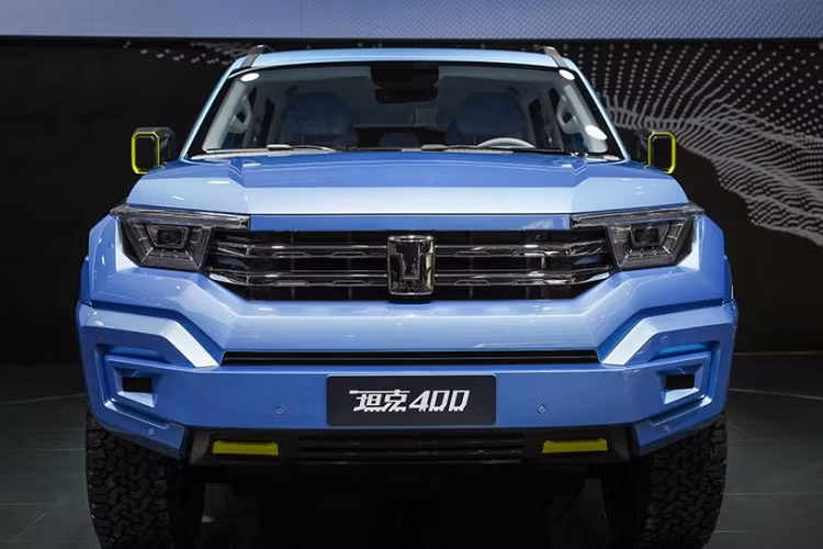 Nếu bạn cảm thấy khó hiểu với chiến lược đặt tên xe của Tank, vậy thì đây là một lời giải thích đơn giản để hiểu dòng sản phẩm này. Tank 300 là mẫu xe cơ sở, và rồi chúng ta có hai cặp xe liên quan khác gồm 400/500 và 700/800. Trong đó, 500 và 800 có thiết kế sang trọng hơn, trái ngược với 400 và 700 có thiên hướng vạm vỡ và phiêu lưu hơn.