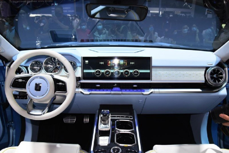 Chiếc xe concept được trình bày ở triển lãm kết hợp màu sơn xanh sáng bóng với các điểm nhấn màu vàng cho ngoại thất và bọc màu trắng/xanh nhạt cho nội thất, nhưng có lẽ phiên bản sản xuất sau này sẽ có sự kết hợp màu sắc nhẹ nhàng hơn. Ở bên trong, mặt táp-lô có trang bị màn hình cảm ứng thông tin giải trí cực rộng tương phản với cụm đồng hồ analog truyền thống.