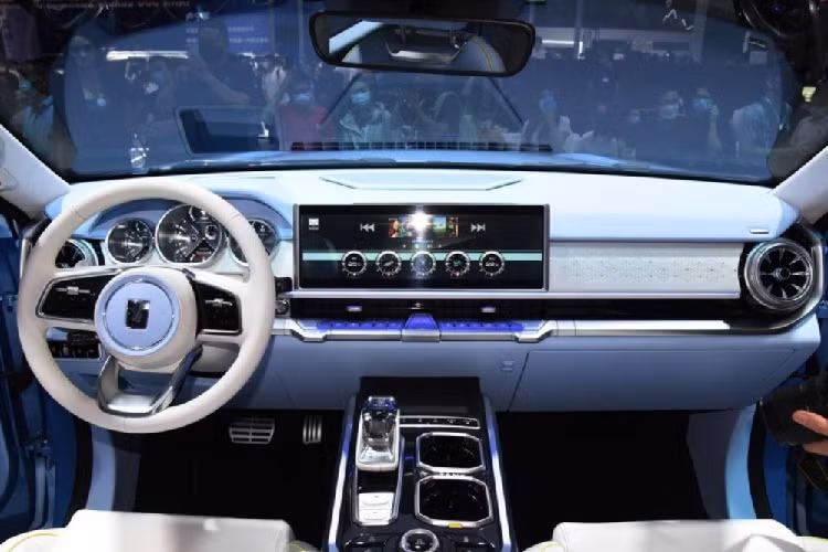 Chiếc xe concept được trình bày ở triển lãm kết hợp màu sơn xanh sáng bóng với các điểm nhấn màu vàng cho ngoại thất và bọc màu trắng/xanh nhạt cho nội thất, nhưng có lẽ phiên bản sản xuất sau này sẽ có sự kết hợp màu sắc nhẹ nhàng hơn. Ở bên trong, mặt táp-lô có trang bị màn hình cảm ứng thông tin giải trí cực rộng tương phản với cụm đồng hồ analog truyền thống.